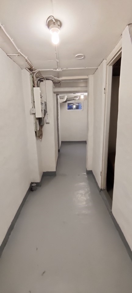 Säljarens egna bild efter ommålning i källaren