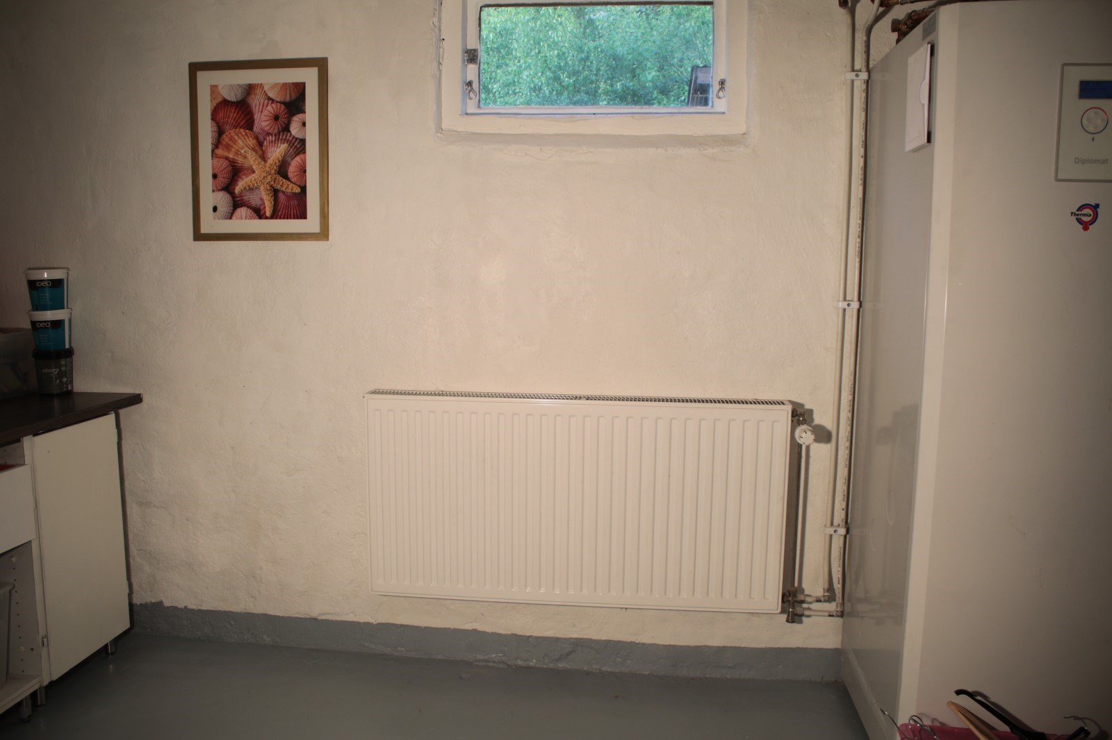 Säljarens egna bild efter ommålning i källaren