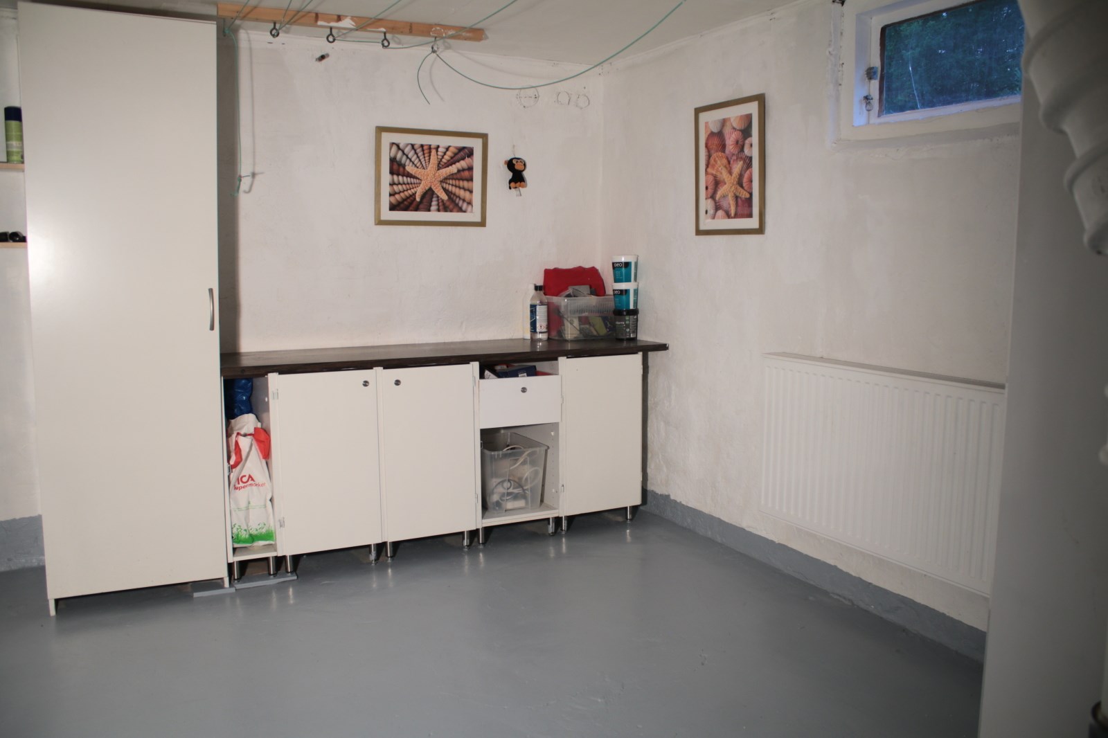 Säljarens egna bild efter ommålning i källaren