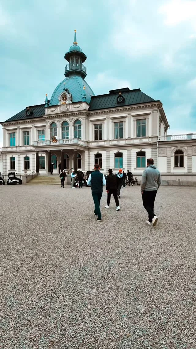Idag gick årets @maklargolf av stapeln och på plats var @victorkhamo, @jacobsvitzer, @pavel.varadi och Anton från @bahnhofcowork för att representera ETAGE 😍Stort tack för en riktigt fin och rolig dag tillsammans med @team8.se @tele2sverige @hemnet @maklarsamfundet @cleandrinks @epsonsverige @indoorgolfgroup @ingrammicroinc @porsche @siemens_sverige @teliasverige🎥 @varadidesign