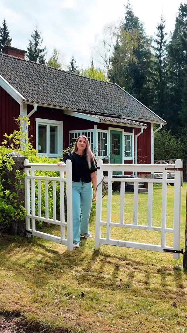 Kopparkulla Stenåsen - Ett torp med gamla spegeldörrar, mjuka golv och detaljer från svunna tider, här får ni ett hus som är genuint, varmt och fullt av själ! 😍#ETAGE #ETAGEMäklarbyrå #Fastighetsmäklare #Mäklare #Skövde #Hjo #Tibro🎥 @varadidesign