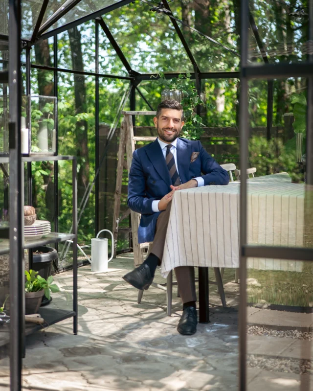 Nöjd mäklare 👆Igår var @victorkhamo med och fotade ett fantastiskt hus på Billingsluttningen. På bilden sitter han i växthuset som bara är en del av en otrolig trädgård, vi längtar efter att få visa er mer 😍#ETAGE #ETAGEMäklarbyrå #Fastighetsmäklare #Mäklare #Skövde #Tibro📸 @varadidesign